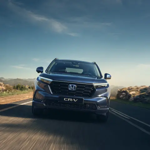 Nærbilde av hjulet og siden av CR-V Plug-in Hybrid SUV parkert med modell.